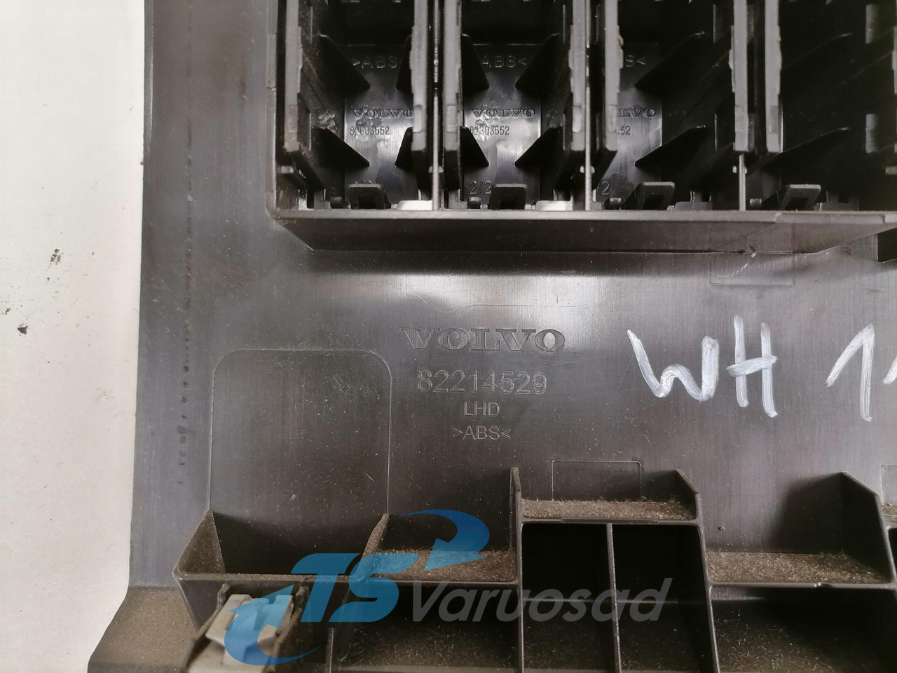 Volvo Salongi plastik 82214529 - Универсална част за Камион: снимка 3 Volvo Salongi plastik 82214529 - Универсална част за Камион: снимка 3