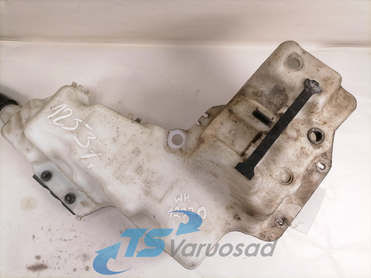 Volvo Windscreen washer fluid tank 84092259 - Чистачка за Камион: снимка 2 Volvo Windscreen washer fluid tank 84092259 - Чистачка за Камион: снимка 2