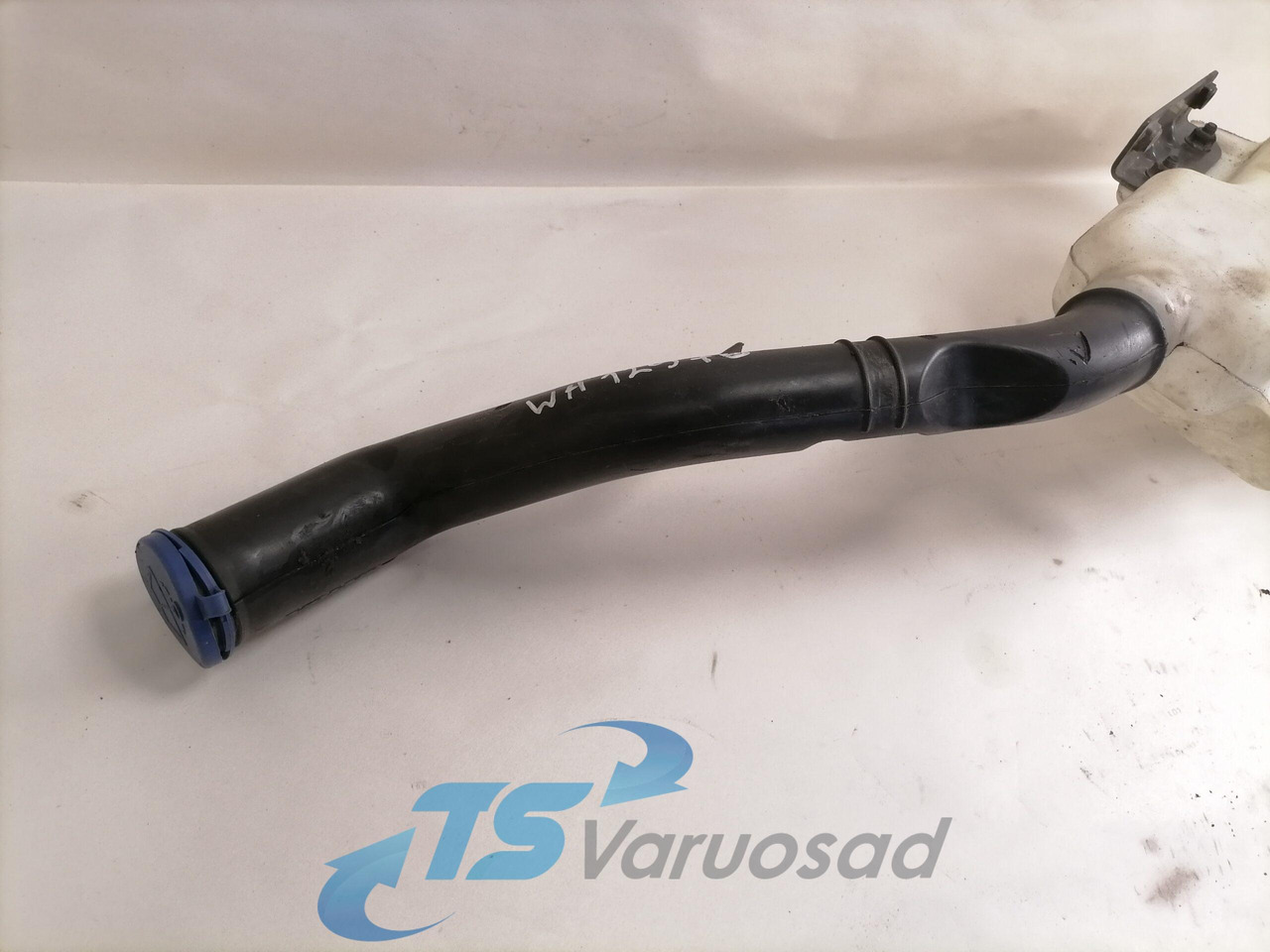 Volvo Windscreen washer fluid tank 84092259 - Чистачка за Камион: снимка 3 Volvo Windscreen washer fluid tank 84092259 - Чистачка за Камион: снимка 3