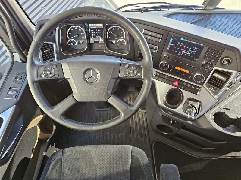 Interior photo 2: Камион Mercedes-Benz ACTROS SLT 4163 8x4 / 180.000 kg GCW / RETARDER