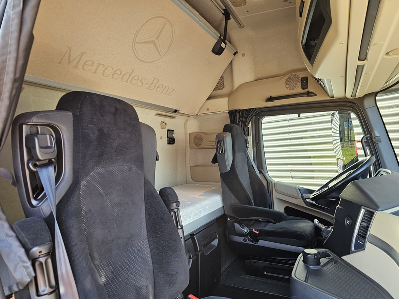 Interior photo 1: Камион Mercedes-Benz ACTROS SLT 4163 8x4 / 180.000 kg GCW / RETARDER