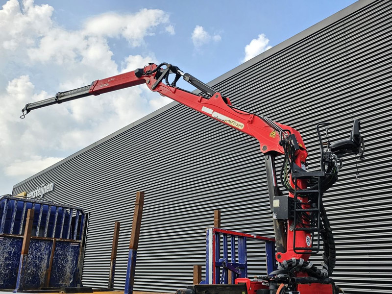 Scania G440 / RETARDER / 8x4 / PALFINGER-EPSILON CRANE - Бордови камион, Камион с кран: снимка 3 Scania G440 / RETARDER / 8x4 / PALFINGER-EPSILON CRANE - Бордови камион, Камион с кран: снимка 3