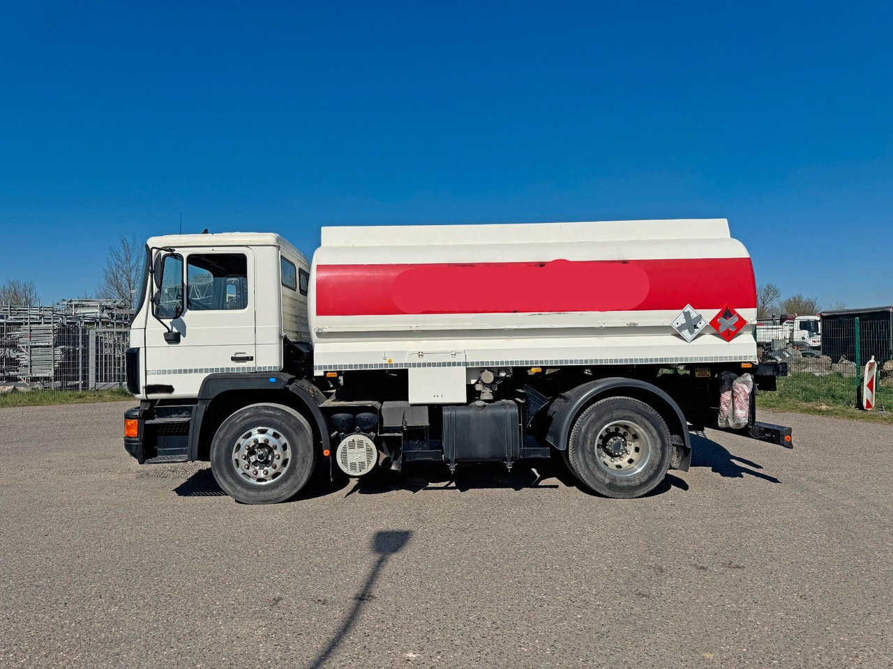 MAN 19.372 4X2 Tankwagen - Камион цистерна: снимка 1 MAN 19.372 4X2 Tankwagen - Камион цистерна: снимка 1