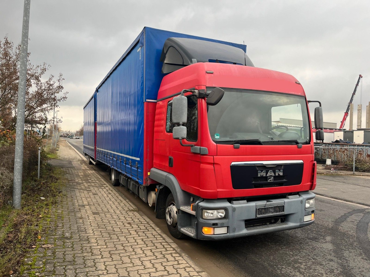 MAN 8.220 4X2 Pritschenwagen - Камион с брезент: снимка 1 MAN 8.220 4X2 Pritschenwagen - Камион с брезент: снимка 1
