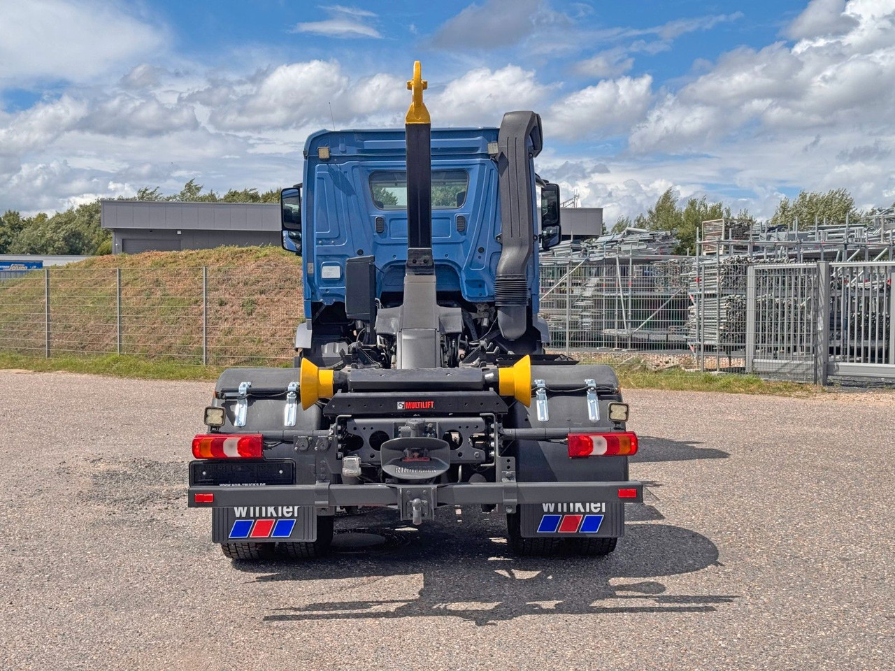Mercedes-Benz 1833 4X2 Multilift Abroller Top Zustand - Мултилифт с кука камион: снимка 5 Mercedes-Benz 1833 4X2 Multilift Abroller Top Zustand - Мултилифт с кука камион: снимка 5