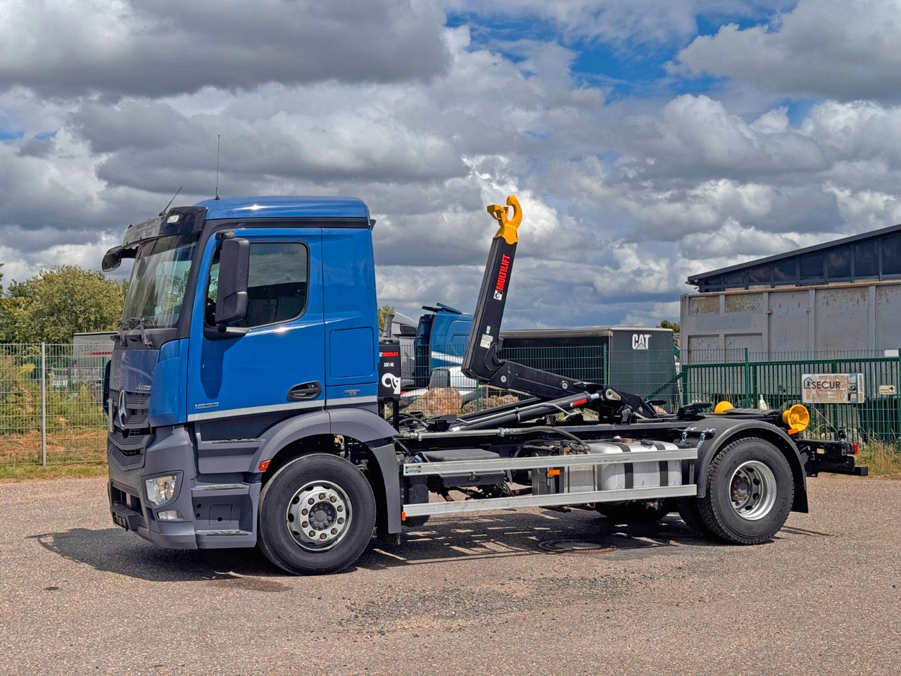 Mercedes-Benz 1833 4X2 Multilift Abroller Top Zustand - Мултилифт с кука камион: снимка 1 Mercedes-Benz 1833 4X2 Multilift Abroller Top Zustand - Мултилифт с кука камион: снимка 1