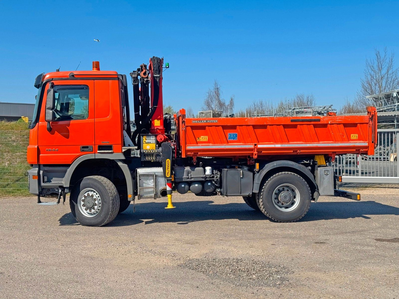 Mercedes-Benz 1844 4x4 Meiller 3S Bordmatik Palfinger PK16001K - Самосвал камион: снимка 3 Mercedes-Benz 1844 4x4 Meiller 3S Bordmatik Palfinger PK16001K - Самосвал камион: снимка 3