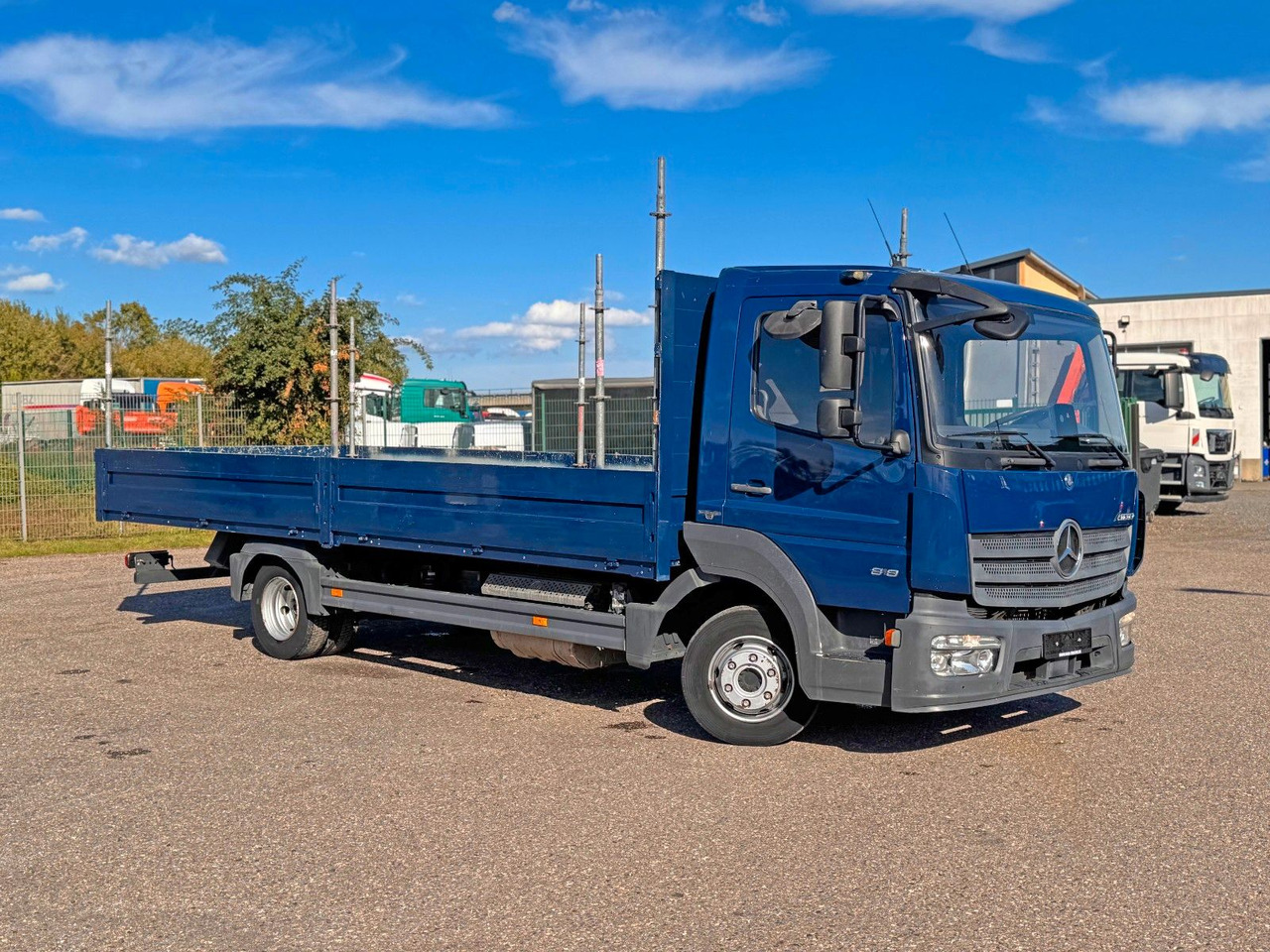 Mercedes-Benz 818 4X2 Pritsche original Kilometer - Бордови бус: снимка 1 Mercedes-Benz 818 4X2 Pritsche original Kilometer - Бордови бус: снимка 1