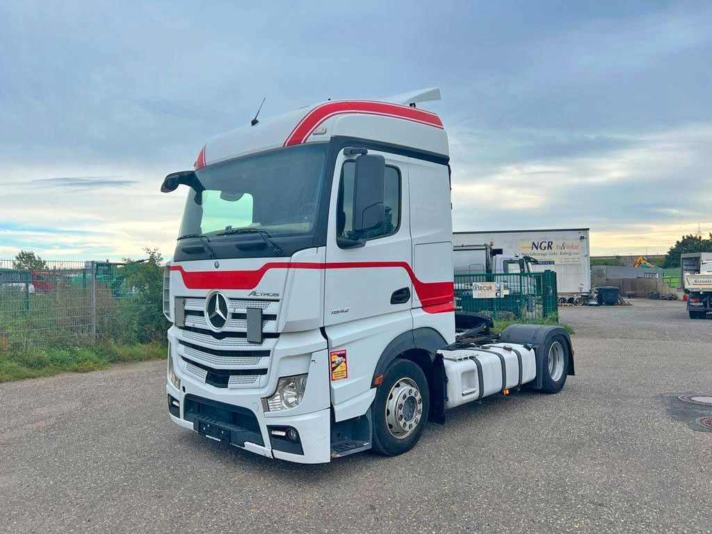 Mercedes-Benz 1842 4X2 mit Höhenverstellbarer Sattelkuppung Mercedes-Benz 1842 4X2 mit Höhenverstellbarer Sattelkuppung - Влекач: снимка 1 Mercedes-Benz 1842 4X2 mit Höhenverstellbarer Sattelkuppung Mercedes-Benz 1842 4X2 mit Höhenverstellbarer Sattelkuppung - Влекач: снимка 1