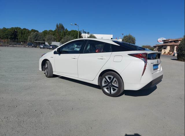 Toyota Prius Hybrid - Лек автомобил: снимка 2 Toyota Prius Hybrid - Лек автомобил: снимка 2