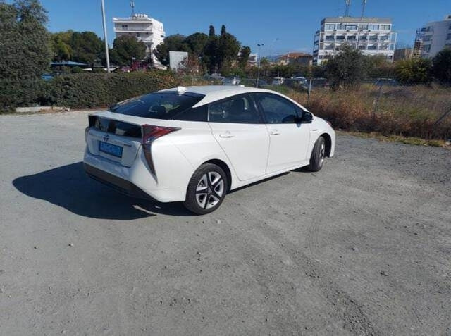 Toyota Prius Hybrid - Лек автомобил: снимка 3 Toyota Prius Hybrid - Лек автомобил: снимка 3