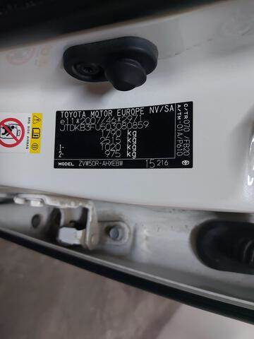 Toyota Prius Hybrid - Лек автомобил: снимка 5 Toyota Prius Hybrid - Лек автомобил: снимка 5