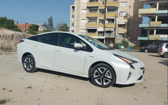 Toyota Prius Hybrid - Лек автомобил: снимка 4 Toyota Prius Hybrid - Лек автомобил: снимка 4