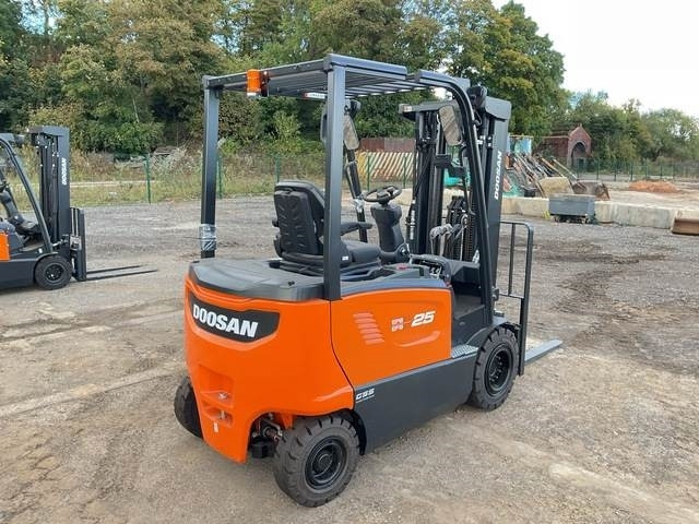 Doosan B25X-7 PLUS - Електрокар: снимка 3 Doosan B25X-7 PLUS - Електрокар: снимка 3