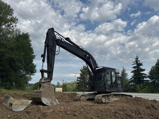 Hitachi ZX225USLC-6 - Верижен багер: снимка 1 Hitachi ZX225USLC-6 - Верижен багер: снимка 1