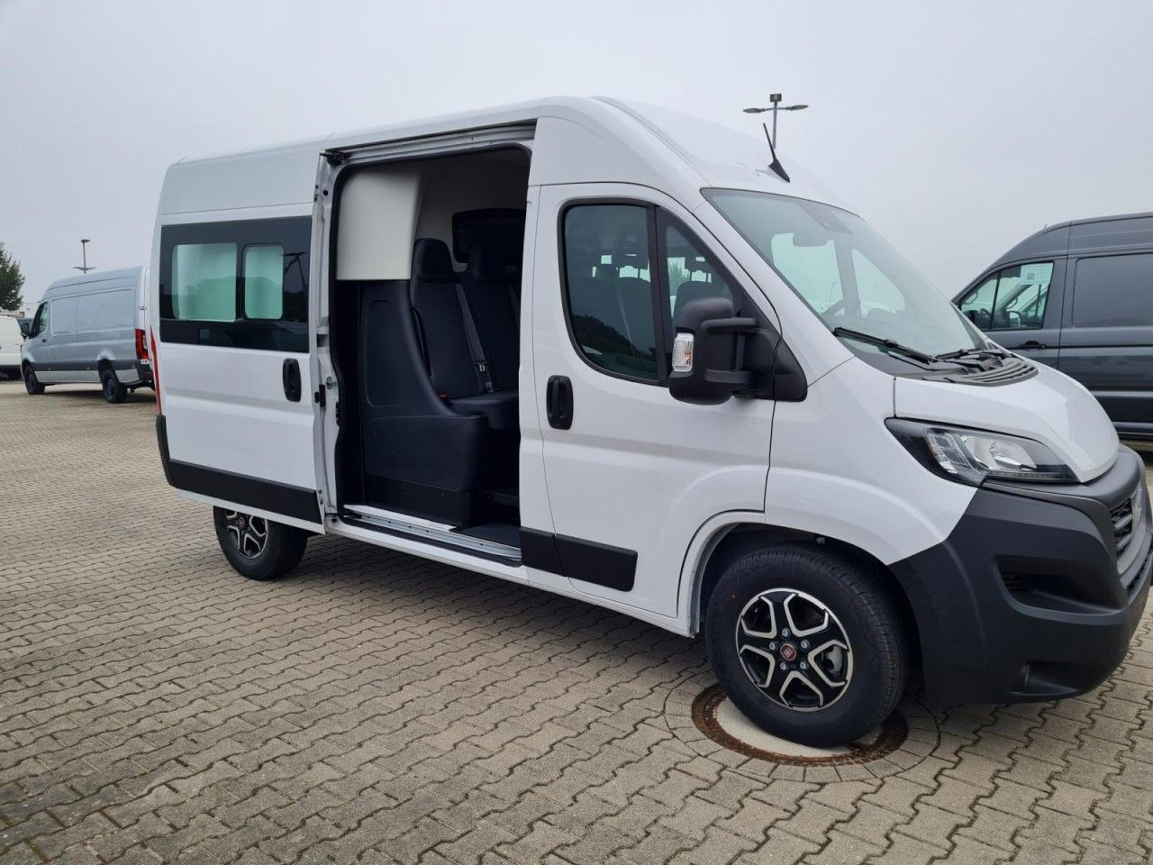 Fiat Ducato 35 Kasten Doka 7-Sitze 2x Schiebetür Maxi - Товарен бус, Бус с двойна кабина: снимка 3 Fiat Ducato 35 Kasten Doka 7-Sitze 2x Schiebetür Maxi - Товарен бус, Бус с двойна кабина: снимка 3