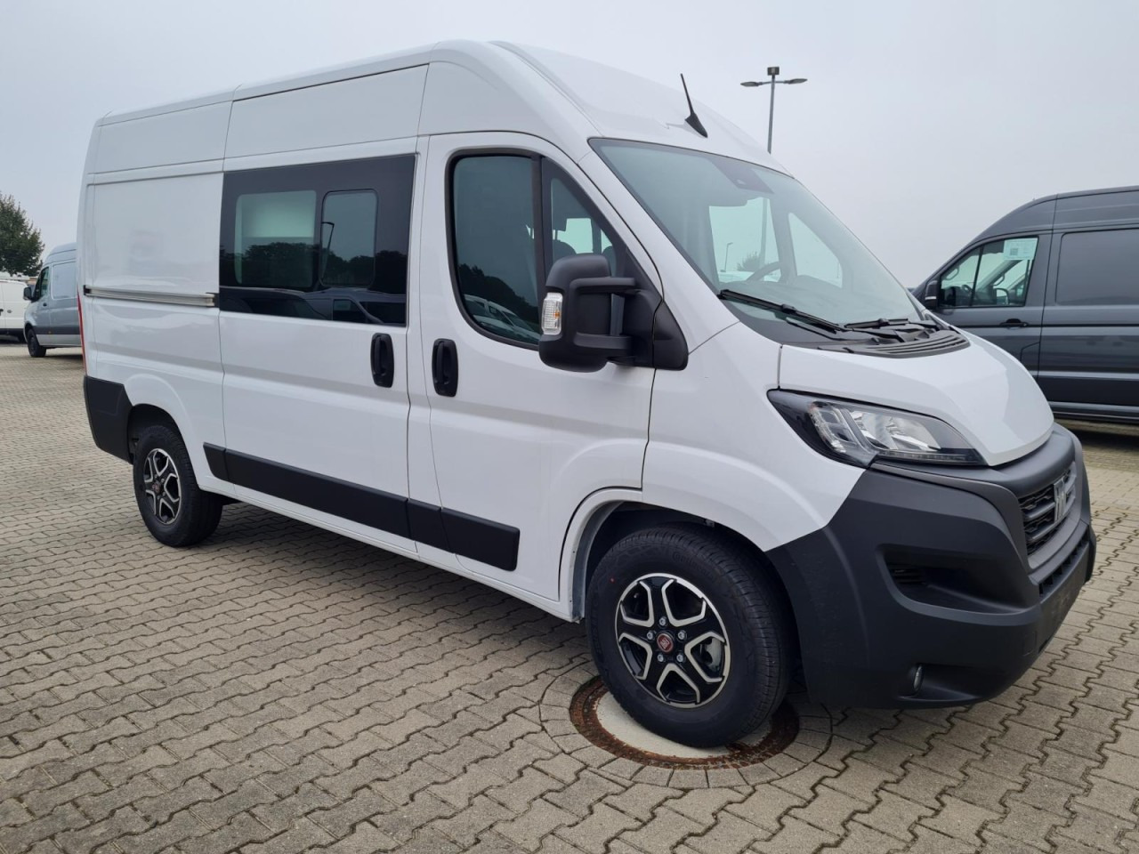 Fiat Ducato 35 Kasten Doka 7-Sitze 2x Schiebetür Maxi L2H2 - Товарен бус, Бус с двойна кабина: снимка 4 Fiat Ducato 35 Kasten Doka 7-Sitze 2x Schiebetür Maxi L2H2 - Товарен бус, Бус с двойна кабина: снимка 4