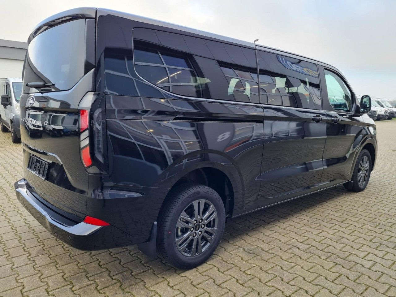 Ford Tourneo Custom 320 L2 Titanium 9 Sitze STANDHZ - Пътнически бус: снимка 4 Ford Tourneo Custom 320 L2 Titanium 9 Sitze STANDHZ - Пътнически бус: снимка 4