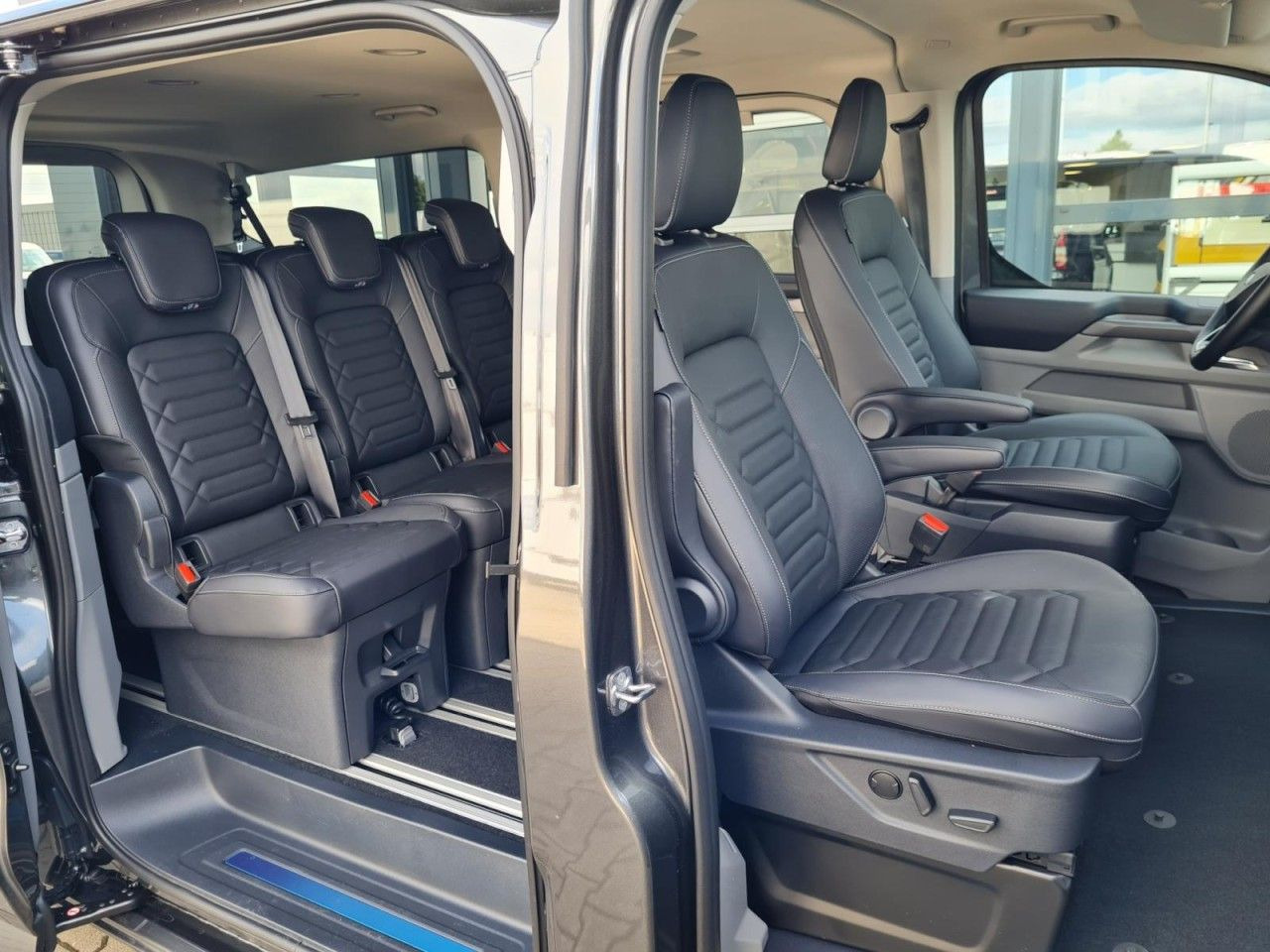 Ford Tourneo Custom 8 Sitze 320 L2 Titanium LED AUTOM - Пътнически бус: снимка 4 Ford Tourneo Custom 8 Sitze 320 L2 Titanium LED AUTOM - Пътнически бус: снимка 4