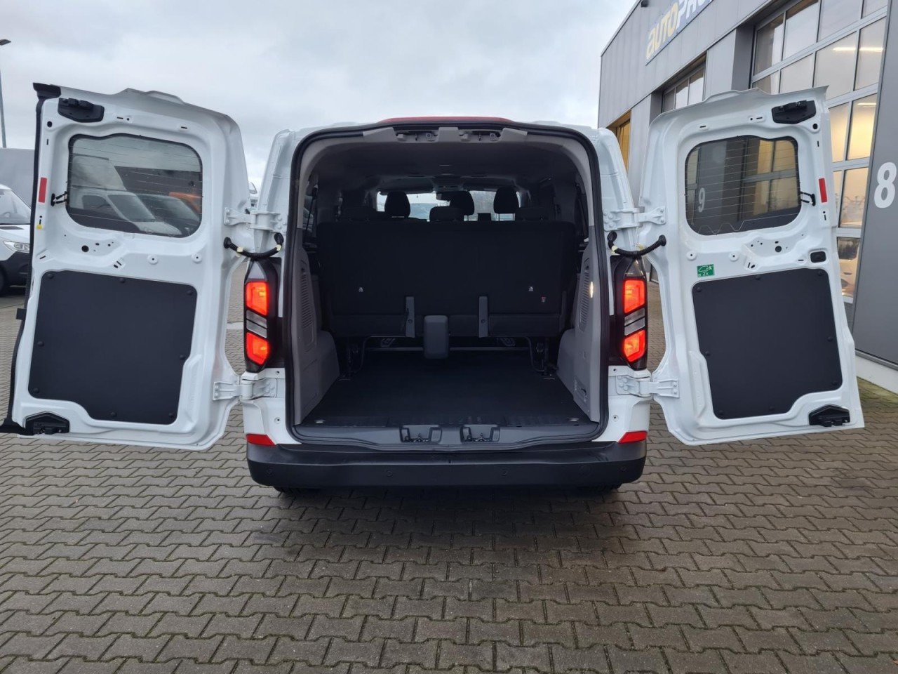 Ford Transit Custom Kombi 320 L2 Trend 9 Sitze KAMERA - Микробус, Пътнически бус: снимка 5 Ford Transit Custom Kombi 320 L2 Trend 9 Sitze KAMERA - Микробус, Пътнически бус: снимка 5