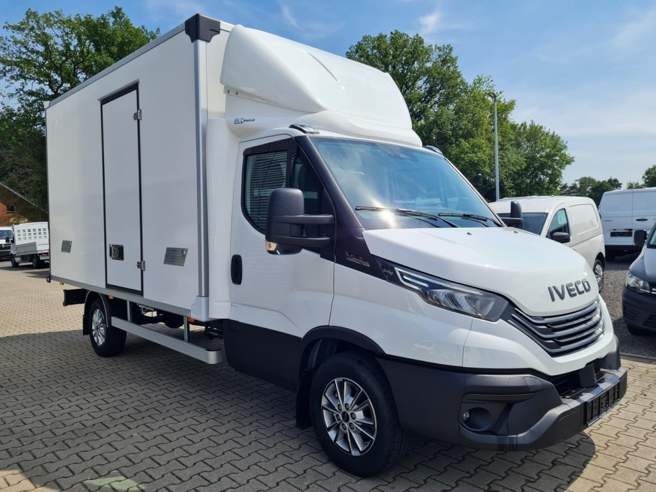 Iveco DAILY 35S18 Koffer Automatik ALU KAMERA NAVI TEMPOMAT - Лекотоварен автомобил фургон: снимка 3 Iveco DAILY 35S18 Koffer Automatik ALU KAMERA NAVI TEMPOMAT - Лекотоварен автомобил фургон: снимка 3