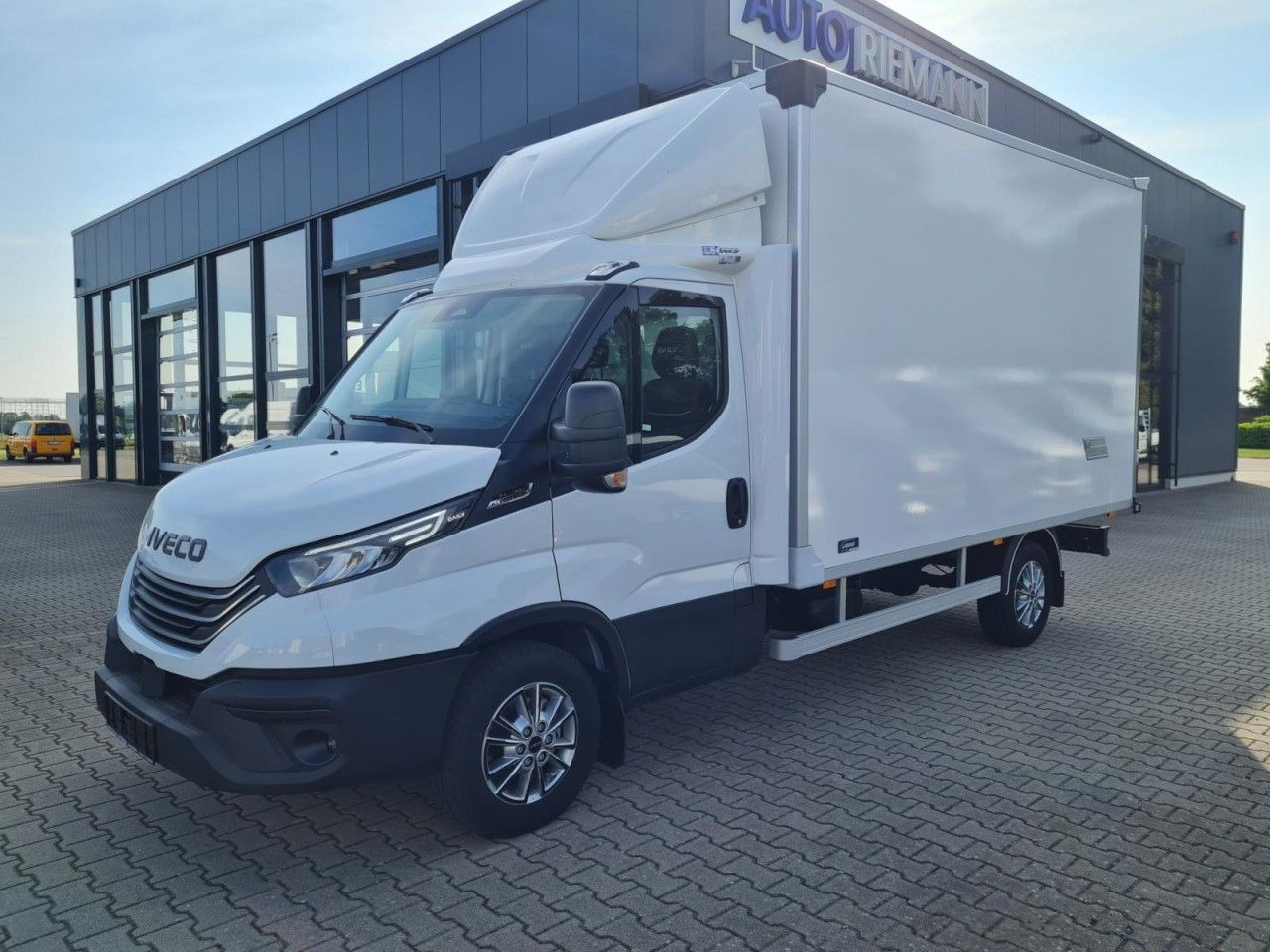 Iveco Daily 35S18 3.0 Koffer Hi Matic LM KAMERA NAVI - Лекотоварен автомобил фургон: снимка 3 Iveco Daily 35S18 3.0 Koffer Hi Matic LM KAMERA NAVI - Лекотоварен автомобил фургон: снимка 3