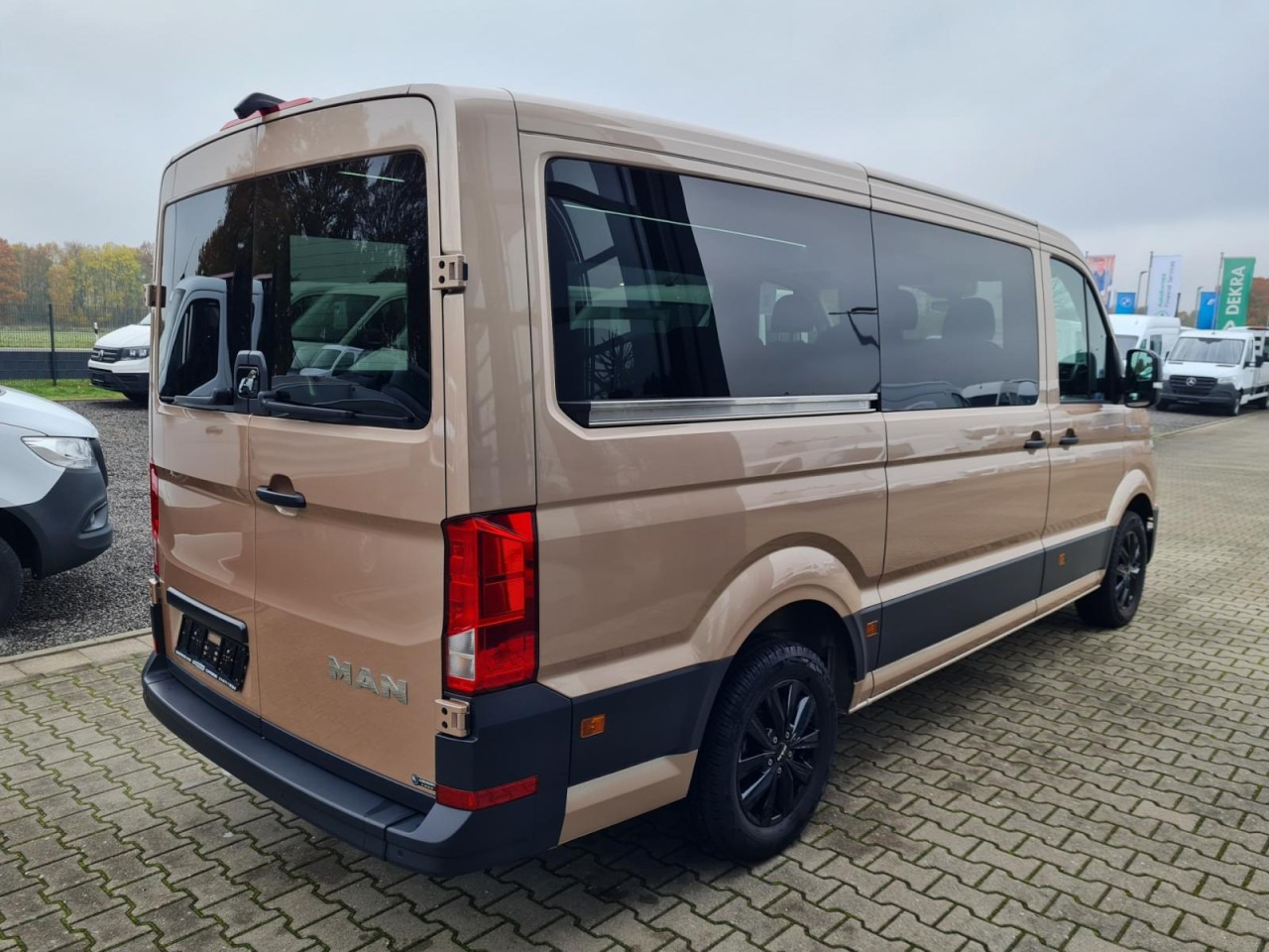 Man TGE 3.180 TDi Kombi 9 Sitze ALU KAMERA LED LEDER Sonderumbau - Микробус, Пътнически бус: снимка 4 Man TGE 3.180 TDi Kombi 9 Sitze ALU KAMERA LED LEDER Sonderumbau - Микробус, Пътнически бус: снимка 4