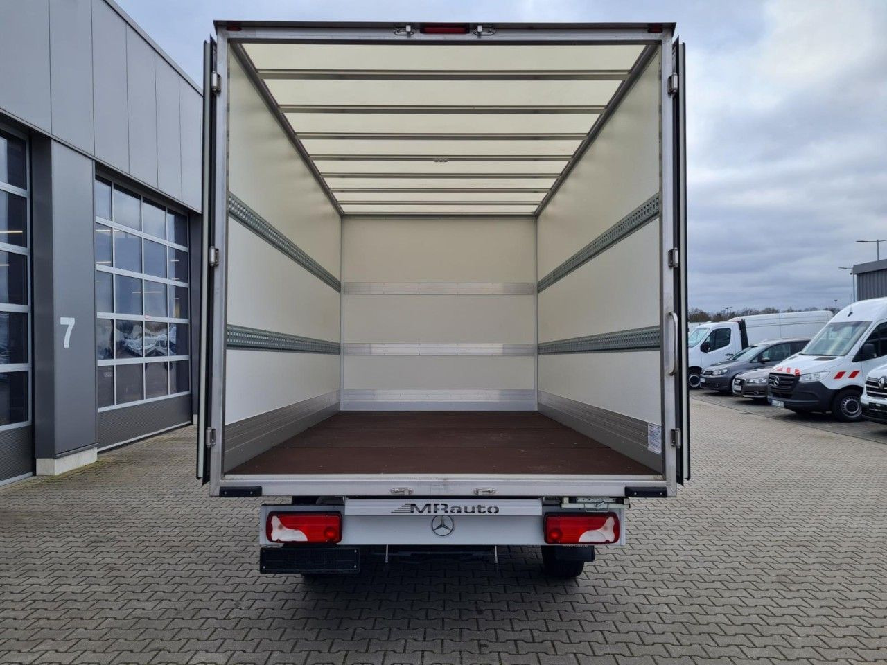 Mercedes-Benz Sprinter 315 Koffer lang MBux KLIMA NAVI TEMPOMA - Лекотоварен автомобил фургон: снимка 5 Mercedes-Benz Sprinter 315 Koffer lang MBux KLIMA NAVI TEMPOMA - Лекотоварен автомобил фургон: снимка 5
