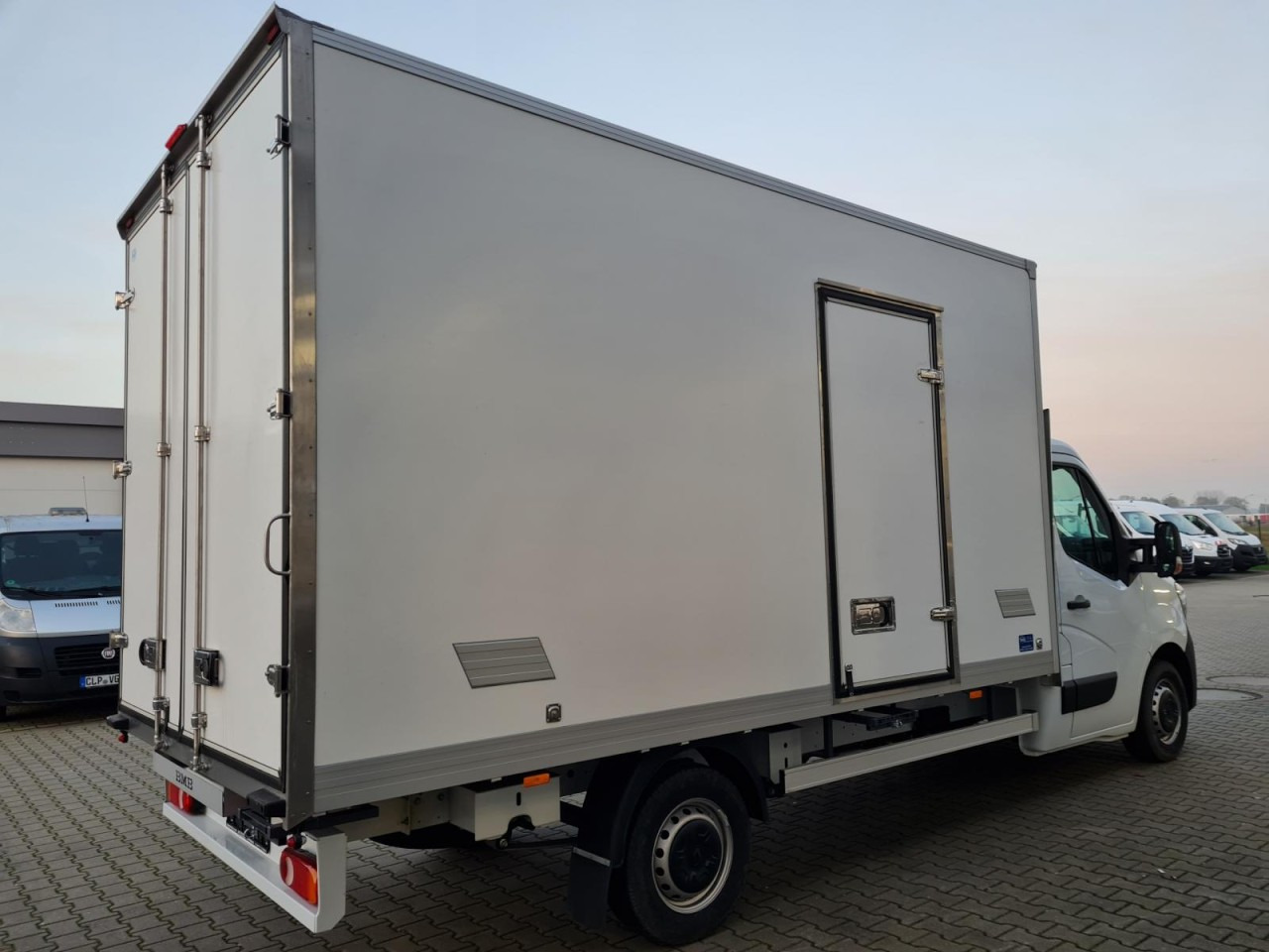 Renault Master 3.5t Möbel Koffer KLIMA LUFTFEDERUNG TEMPOMAT - Лекотоварен автомобил фургон: снимка 4 Renault Master 3.5t Möbel Koffer KLIMA LUFTFEDERUNG TEMPOMAT - Лекотоварен автомобил фургон: снимка 4