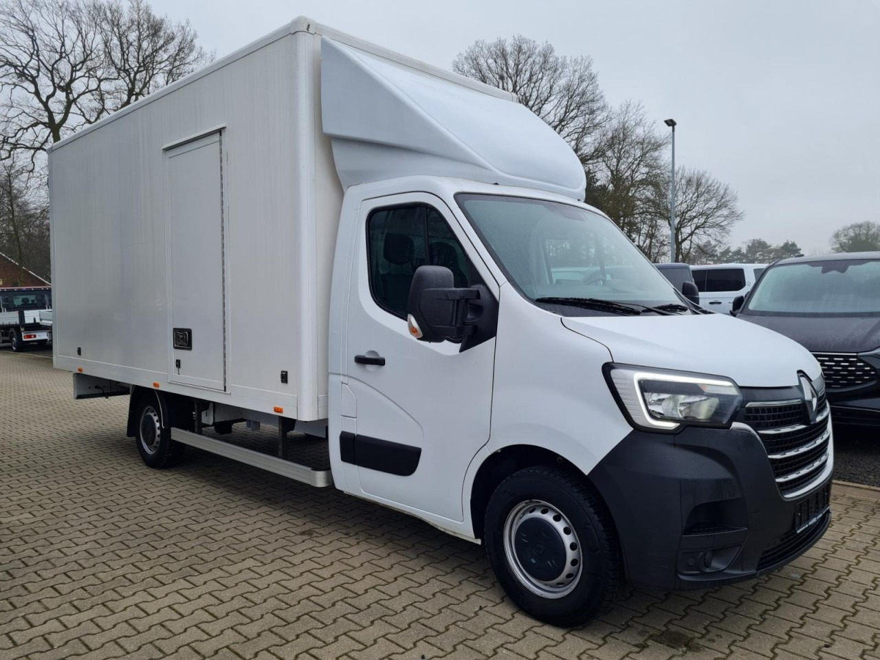 Renault Master 3.5t Möbel Koffer mit 10 Pal. Plätze TEMPOMAT - Лекотоварен автомобил фургон: снимка 3 Renault Master 3.5t Möbel Koffer mit 10 Pal. Plätze TEMPOMAT - Лекотоварен автомобил фургон: снимка 3