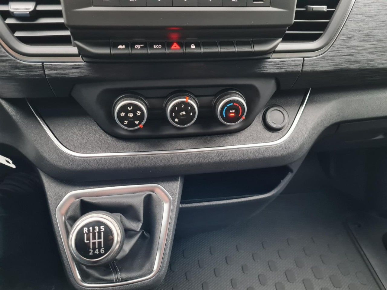 Лизинг на  Renault Trafic Kombi 9-Sitze L2 Grand Equilibre KLIMA TE Renault Trafic Kombi 9-Sitze L2 Grand Equilibre KLIMA TE: снимка 25