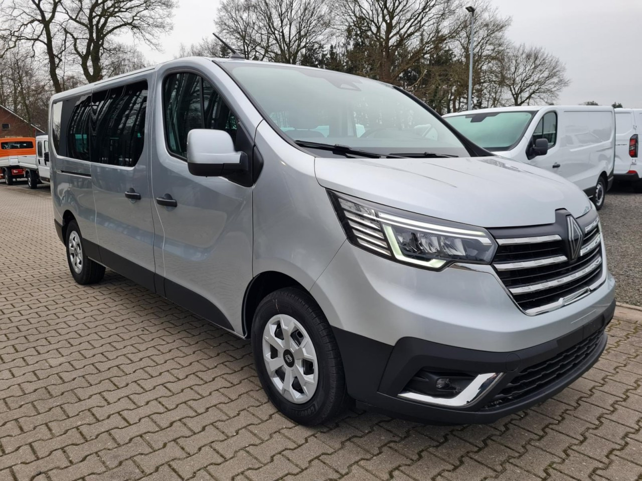 Renault Trafic Kombi 9-Sitze L2 Grand Equilibre KLIMA TEMPOMAT - Микробус, Пътнически бус: снимка 3 Renault Trafic Kombi 9-Sitze L2 Grand Equilibre KLIMA TEMPOMAT - Микробус, Пътнически бус: снимка 3