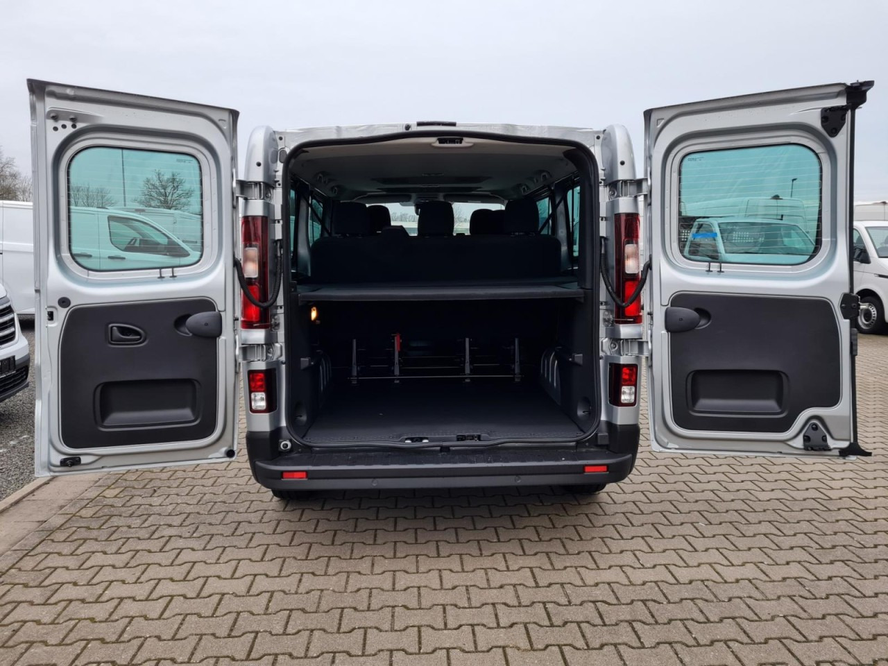 Renault Trafic Kombi 9-Sitze L2 Grand Equilibre KLIMA TEMPOMAT - Микробус, Пътнически бус: снимка 5 Renault Trafic Kombi 9-Sitze L2 Grand Equilibre KLIMA TEMPOMAT - Микробус, Пътнически бус: снимка 5