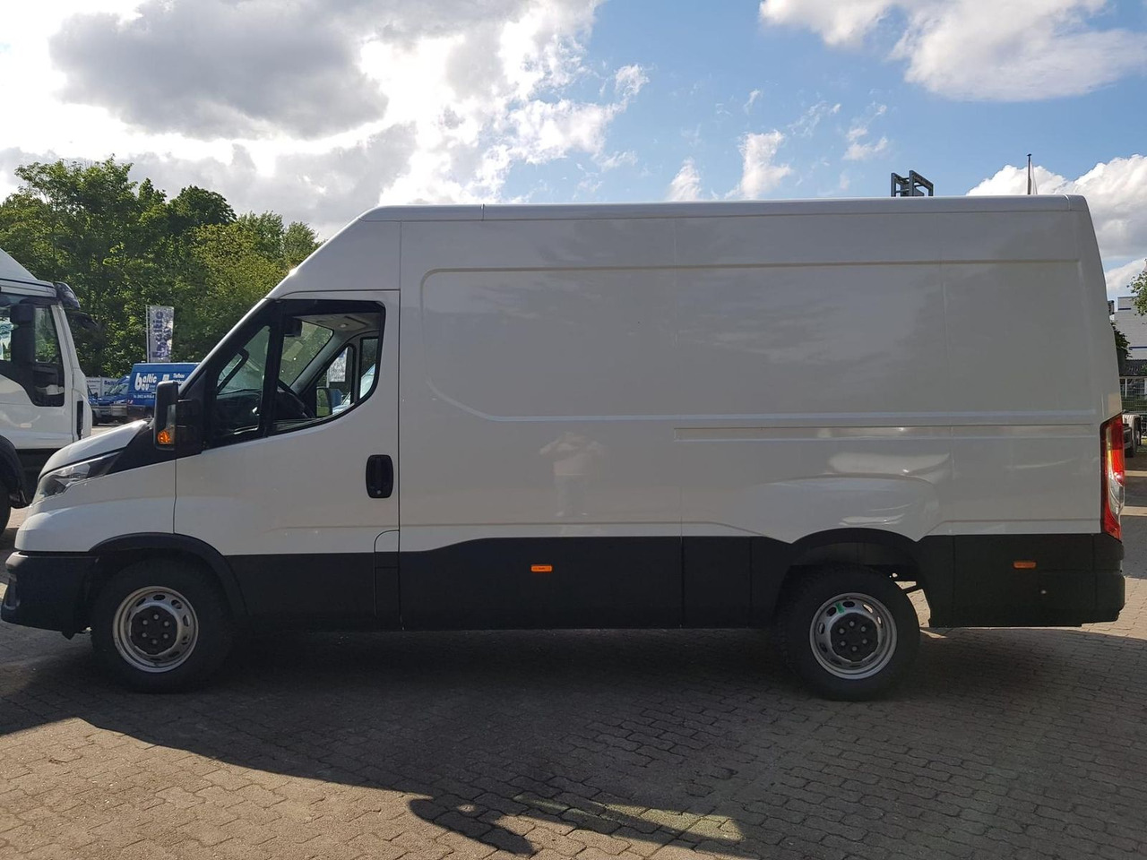 Iveco Daily 35S14A8 V Y mit Rückfahrkamera und Radi... - Товарен бус: снимка 2 Iveco Daily 35S14A8 V Y mit Rückfahrkamera und Radi... - Товарен бус: снимка 2