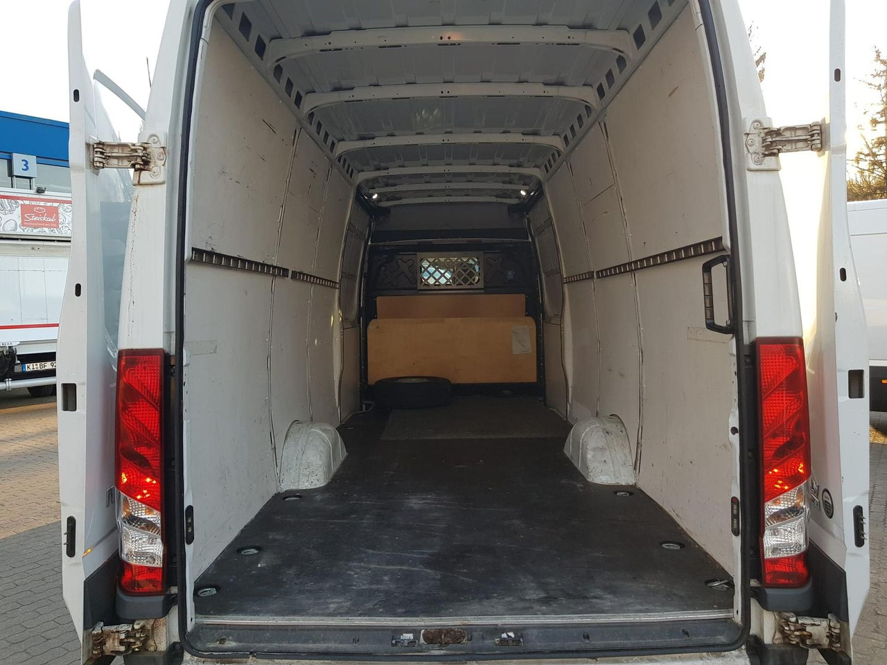 Iveco Daily 35S16SA8 V/P Klima, AHK, Rückfahrkamera... - Товарен бус: снимка 4 Iveco Daily 35S16SA8 V/P Klima, AHK, Rückfahrkamera... - Товарен бус: снимка 4