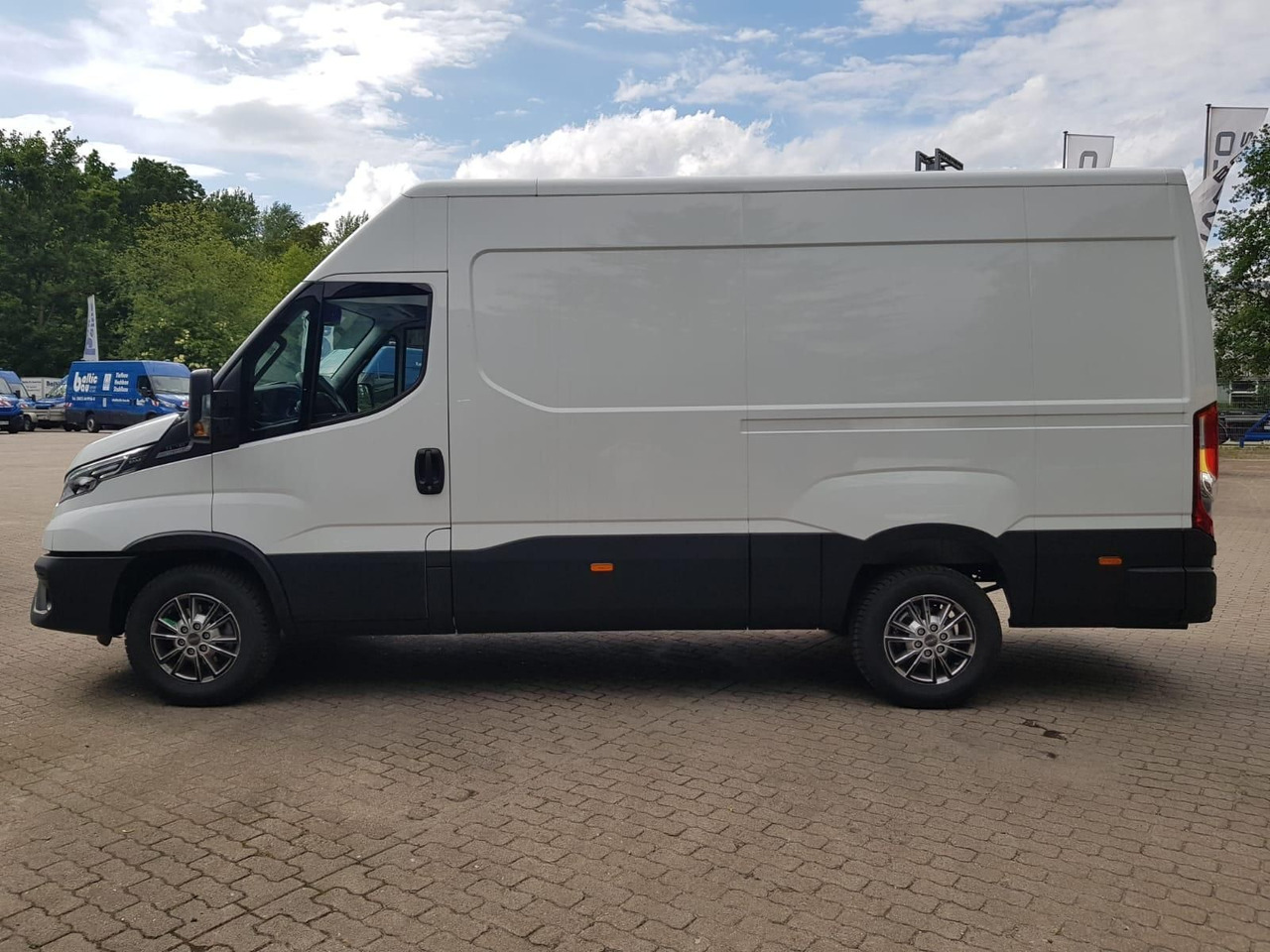 Iveco Daily 35S18HA8 V 3520L mit AHK, Rückfahrkamer... - Товарен бус: снимка 2 Iveco Daily 35S18HA8 V 3520L mit AHK, Rückfahrkamer... - Товарен бус: снимка 2