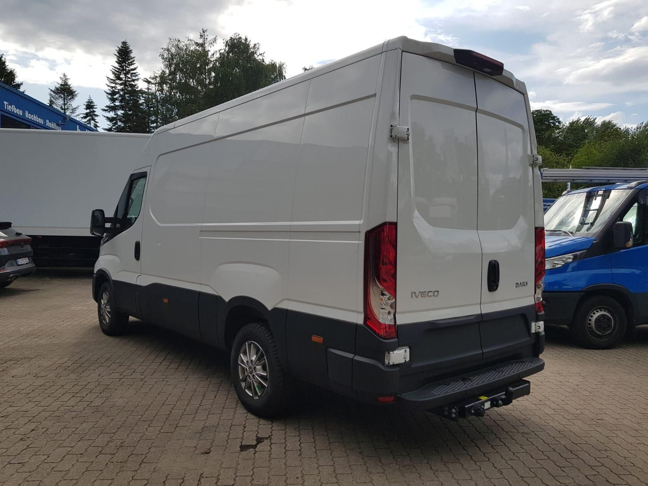 Iveco Daily 35S18HA8 V 3520L mit AHK, Rückfahrkamer... - Товарен бус: снимка 3 Iveco Daily 35S18HA8 V 3520L mit AHK, Rückfahrkamer... - Товарен бус: снимка 3