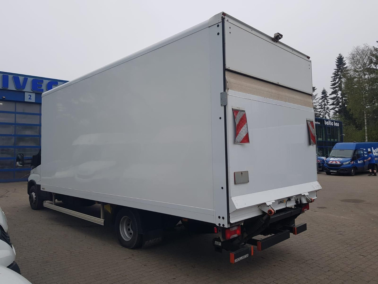 Iveco Daily 70C18HA8/P Koffer, Luftfederung, Kamera - Лекотоварен автомобил фургон: снимка 4 Iveco Daily 70C18HA8/P Koffer, Luftfederung, Kamera - Лекотоварен автомобил фургон: снимка 4