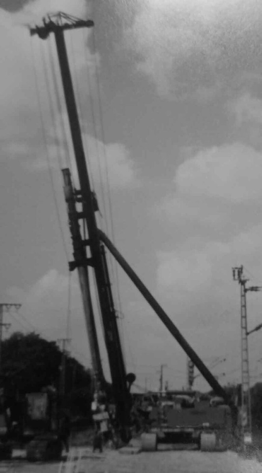 Hitachi KH150-3 with hydraulic ram and drilling drive / mit Ramme und Bohrantrieb - Пробивна машина: снимка 1 Hitachi KH150-3 with hydraulic ram and drilling drive / mit Ramme und Bohrantrieb - Пробивна машина: снимка 1