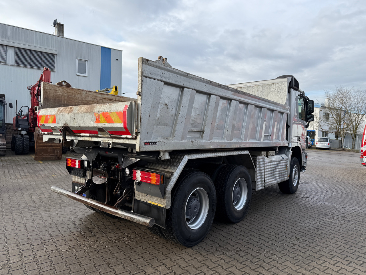 Mercedes-Benz 3346 Actros MP3 2-Seiten Kipper Bordmatic Klima Retarder - Самосвал камион: снимка 3 Mercedes-Benz 3346 Actros MP3 2-Seiten Kipper Bordmatic Klima Retarder - Самосвал камион: снимка 3