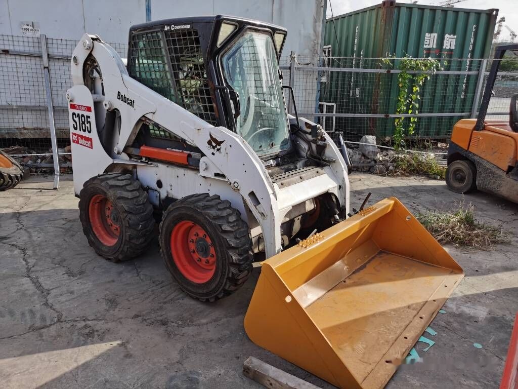 Bobcat S 185 - Мини челен товарач: снимка 5 Bobcat S 185 - Мини челен товарач: снимка 5