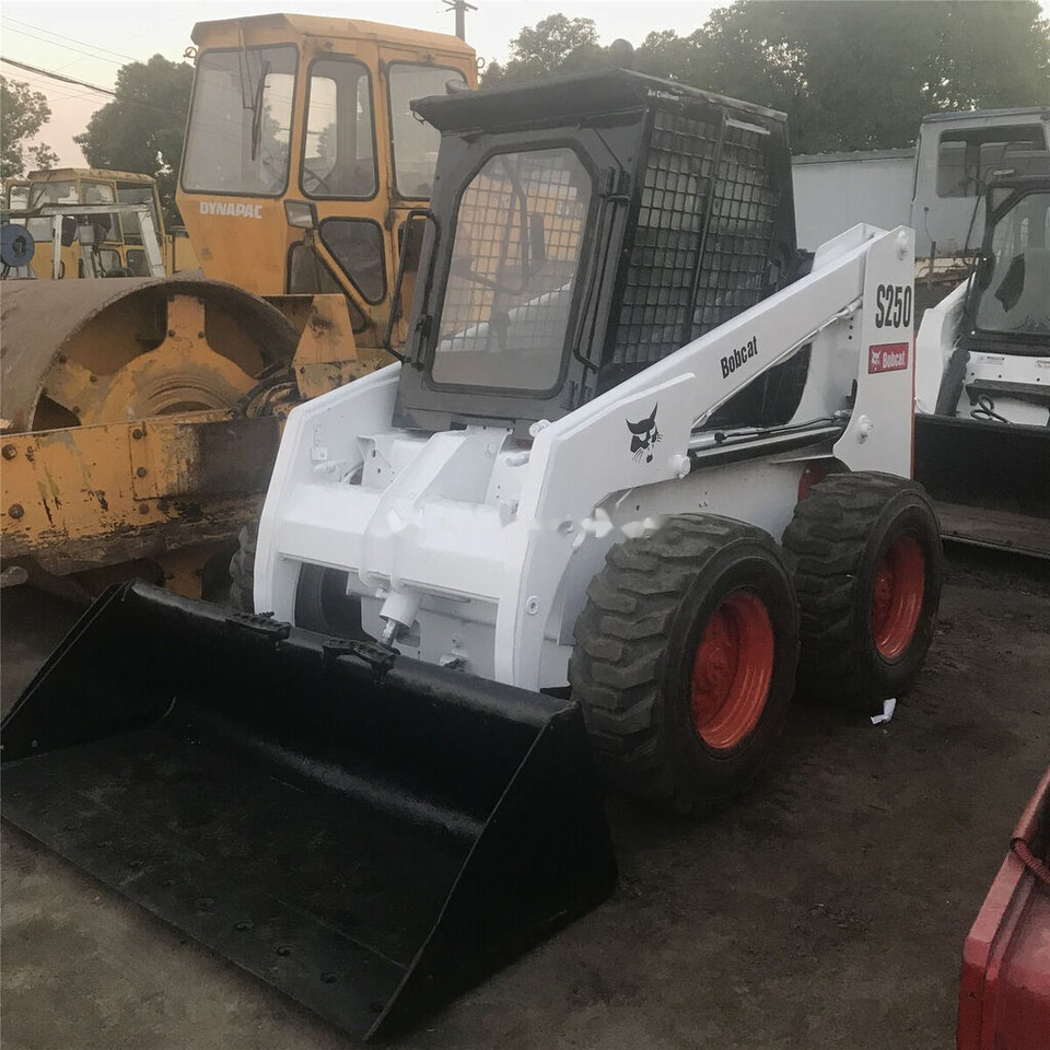 Bobcat S250 - Мини челен товарач: снимка 1 Bobcat S250 - Мини челен товарач: снимка 1