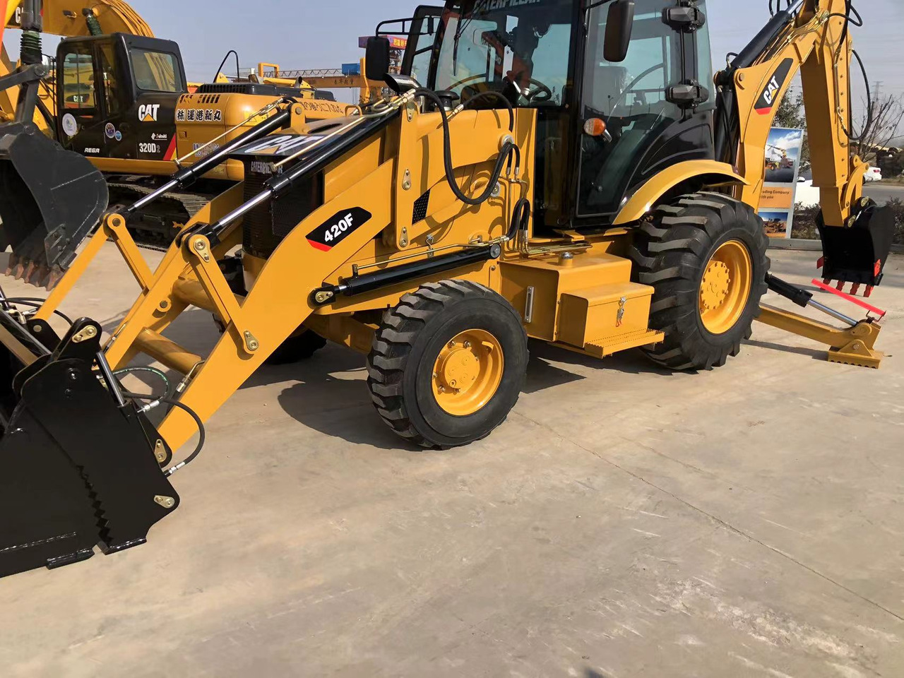 Caterpillar 420F - Багер-товарач: снимка 1 Caterpillar 420F - Багер-товарач: снимка 1