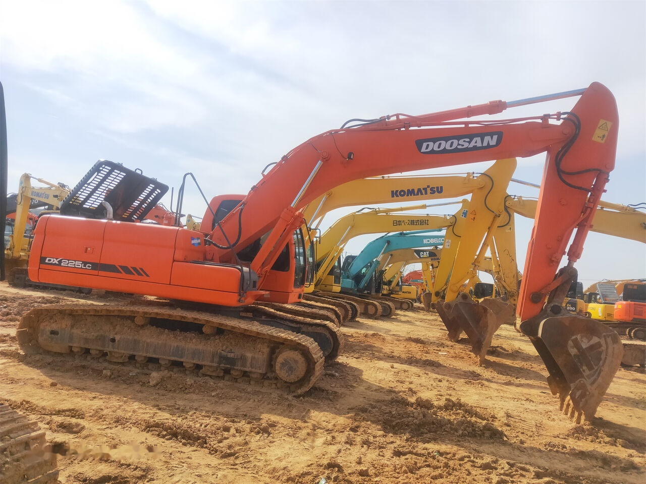 Doosan DX225LC - Верижен багер: снимка 4 Doosan DX225LC - Верижен багер: снимка 4