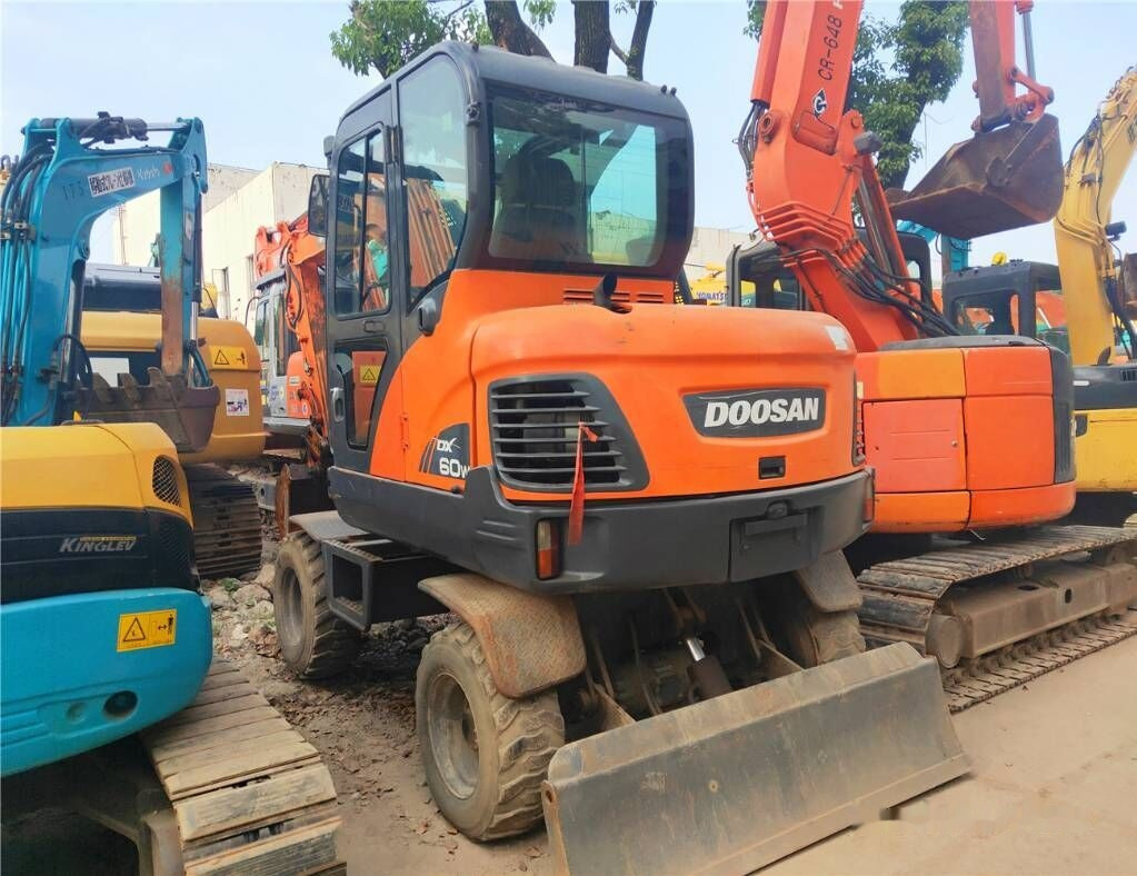 Doosan DX60 W - Колесен багер: снимка 1 Doosan DX60 W - Колесен багер: снимка 1