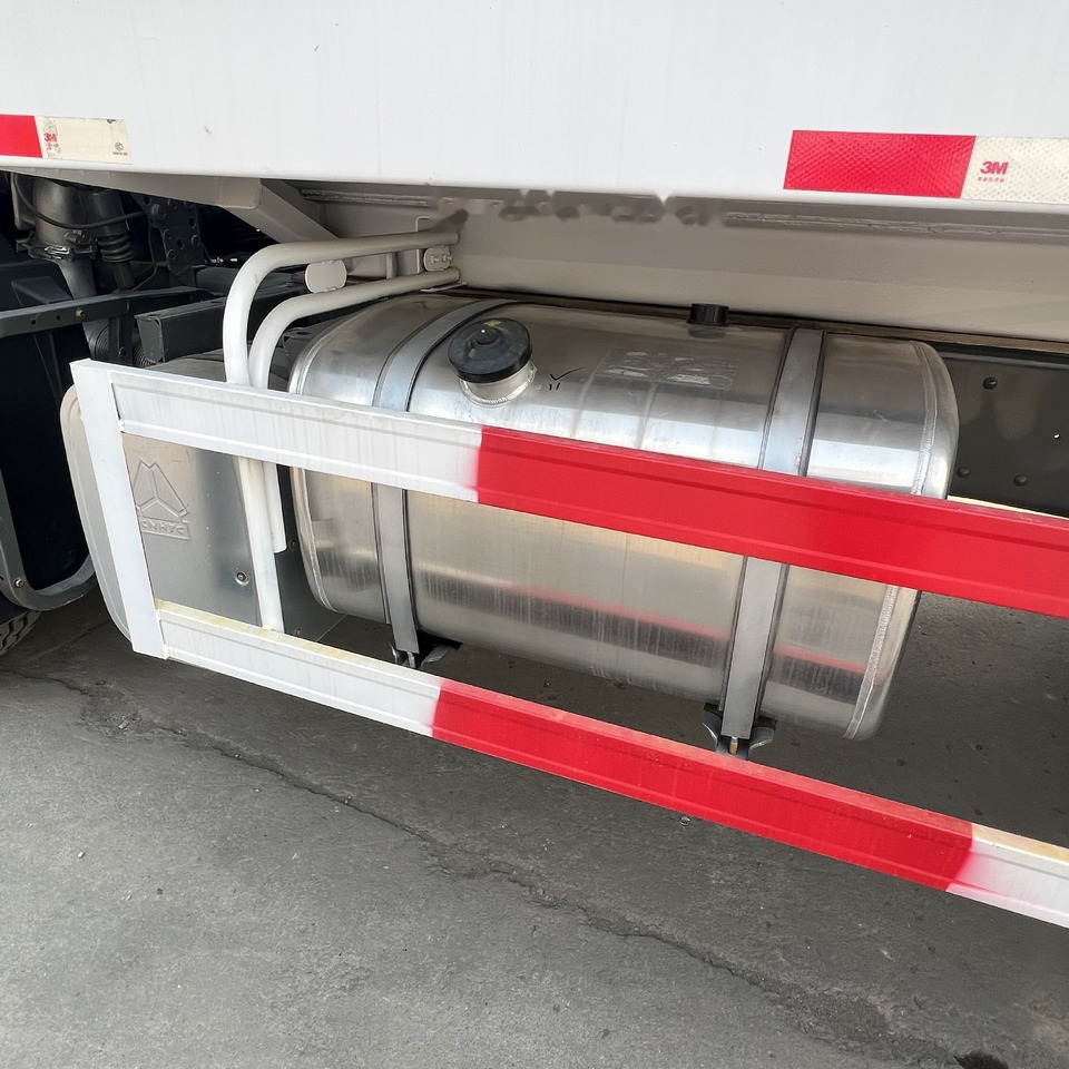 Sinotruk HOWO 6*4 sprinkler truck - Комунална/ Специална техника: снимка 5 Sinotruk HOWO 6*4 sprinkler truck - Комунална/ Специална техника: снимка 5