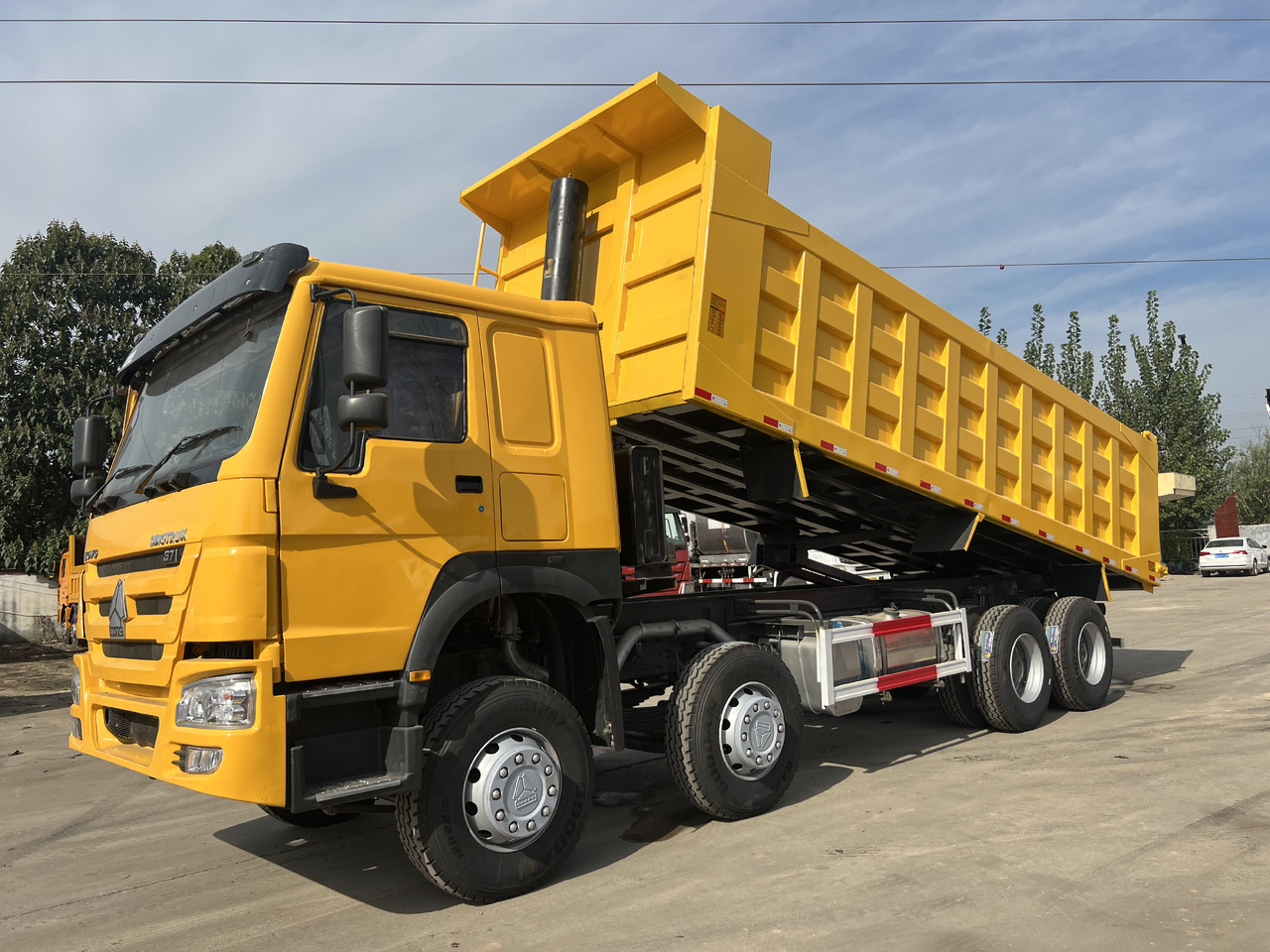 SINOTRUK HOWO 8*4 RHD - Самосвал камион: снимка 2 SINOTRUK HOWO 8*4 RHD - Самосвал камион: снимка 2