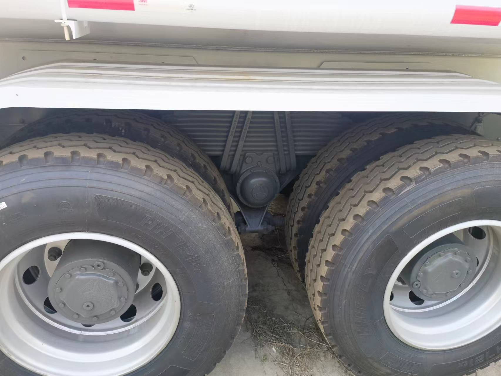 Sinotruk HOWO 371 6*4 Tank truck - Камион цистерна: снимка 2 Sinotruk HOWO 371 6*4 Tank truck - Камион цистерна: снимка 2