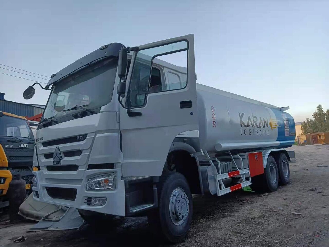 Sinotruk HOWO 6*4 Fuel Tank Truck - Камион цистерна: снимка 1 Sinotruk HOWO 6*4 Fuel Tank Truck - Камион цистерна: снимка 1