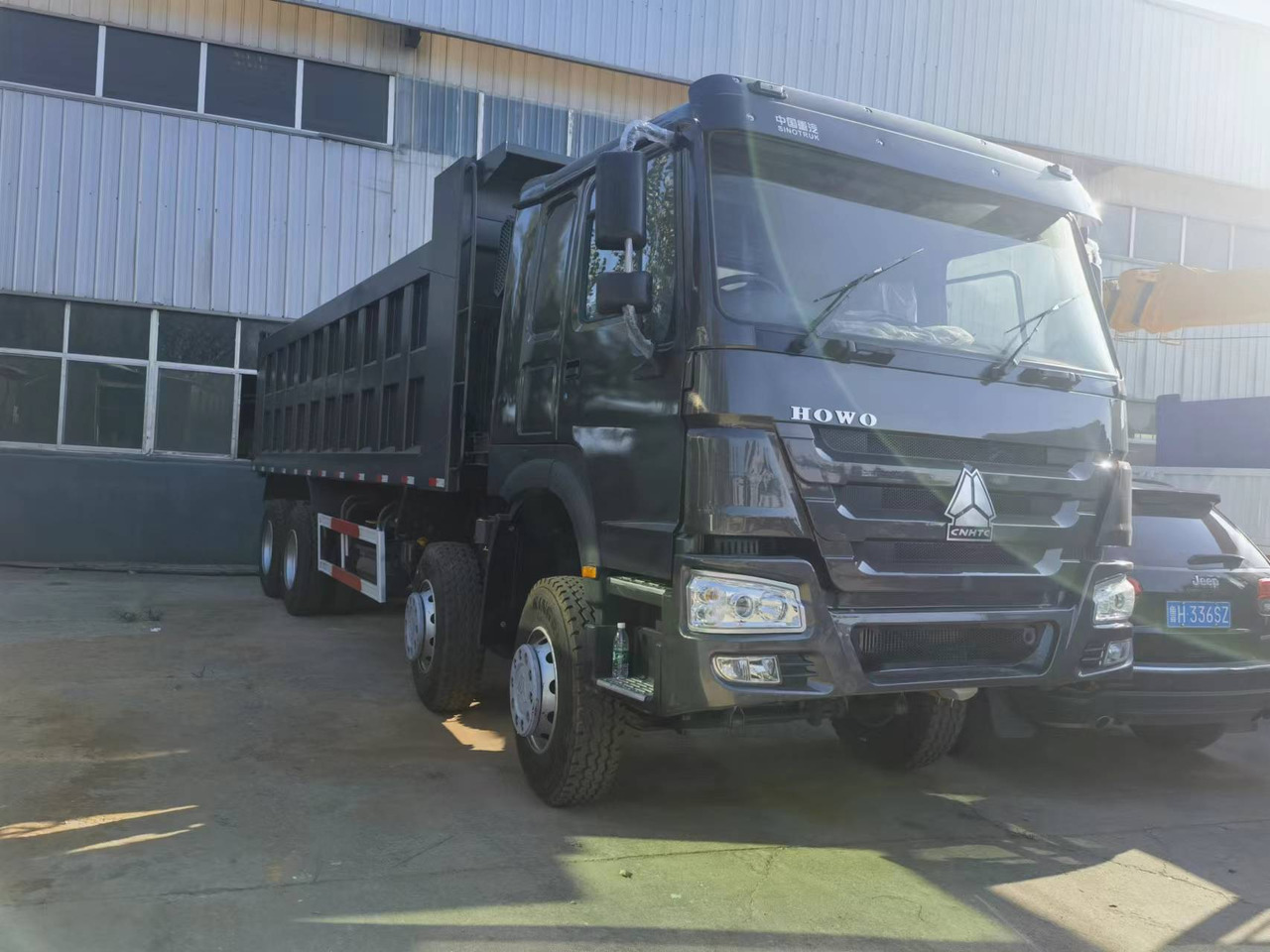 Самосвал камион Sinotruk HOWO 8*4 Dump truck: снимка 6